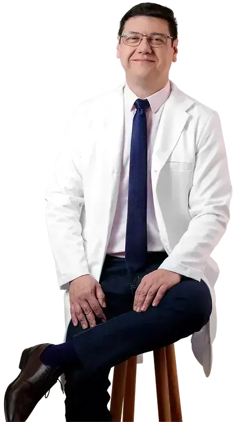 Dr. Marcelo Corvino Nogueira, médico ortopedista, no consultório da Asa Norte
